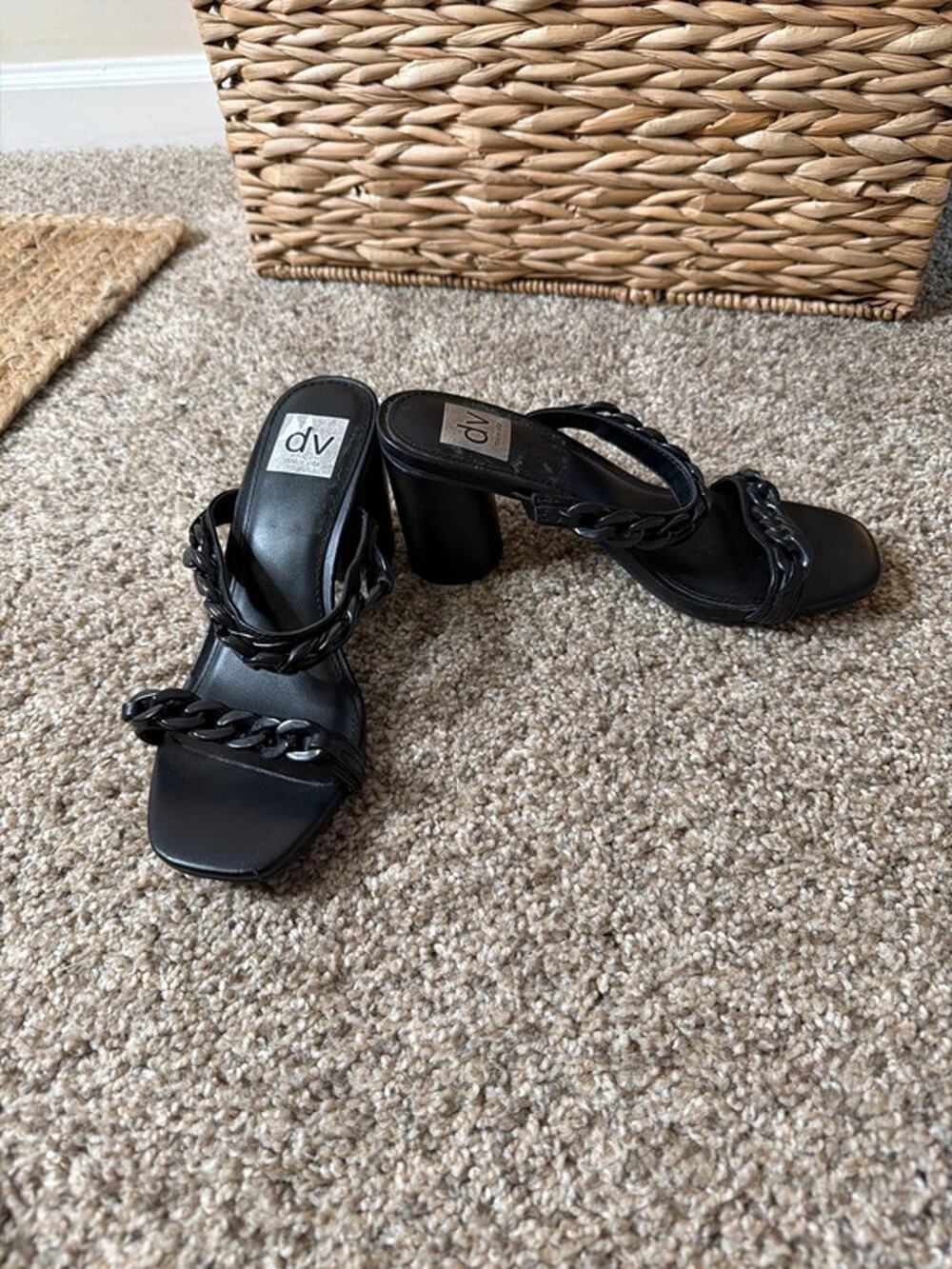 Dolce Vita, black strap, sandals with chain detail EUC 7 395